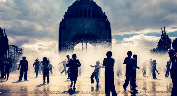 Mexiko Mexico-City Nationaldenkmal Kinder in Brunnen iStock Roberto Armocida.jpg