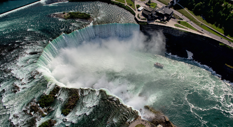 Kanada Ontario Niagarafälle von oben Foto Jason van Bruggen.jpg