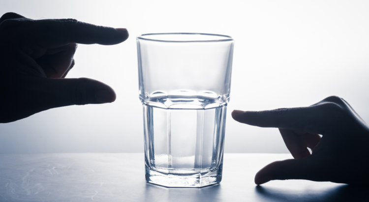 Glas halb voll halb leer Pessimismus