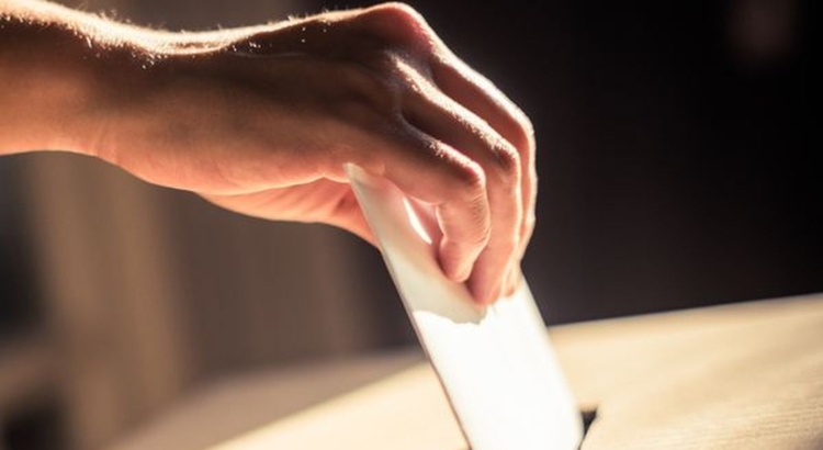 Wahl-Stimmabgabe-Wahlurne-169 Foto-iStock-bizoo_n