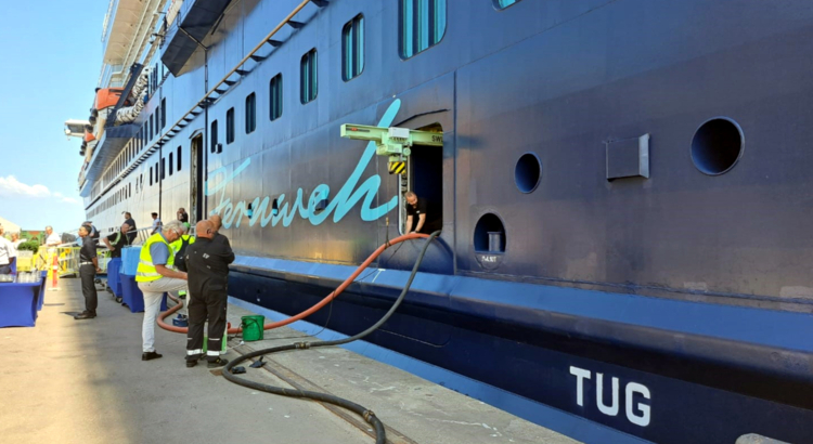 TUI Cruises Biokraftstoff_wird_gebunkert.jpg