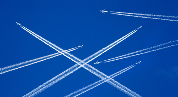 Luftverkehr Flugzeuge Himmel Kondensstreifen iStock Helin Loik-Tomson.jpg