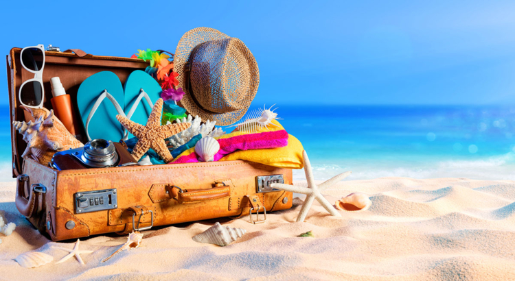 Sommerurlaub Koffer am Strand