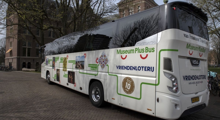 Niederlande Amsterdam Bus Foto iStock Robert vt Hoenderdaal