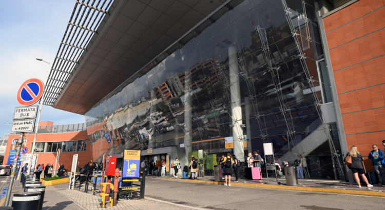 Italien Neapel Flughafen