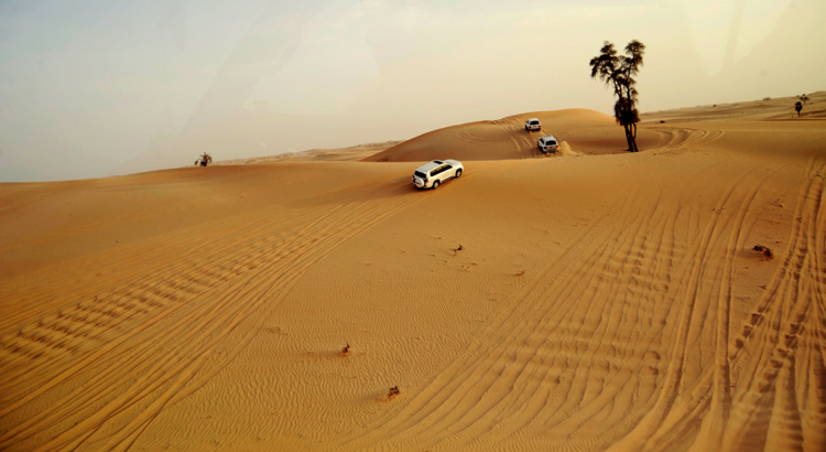 Abu Dhabi Wüste SUV Dune Bashing iStock InaHalsor.jpg