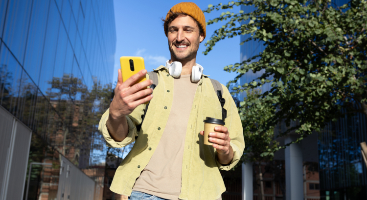 Gen Z junger Mann mit Smartphone