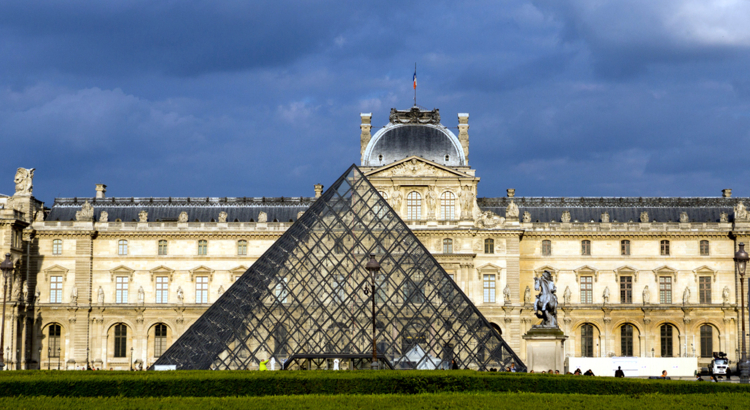 Frankreich Paris Louvre iStock SheraleeS.jpg