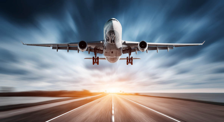 Flugzeug über Landebahn