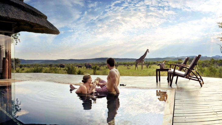 S&uuml;dafrika_Editorial_Paar im Pool mit Giraffe.jpg