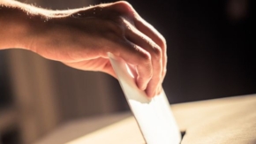 Wahl-Stimmabgabe-Wahlurne-169 Foto-iStock-bizoo_n