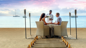 Jamaika Couples Resorts Paar am Strand.jpg