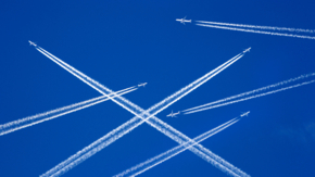 Luftverkehr Flugzeuge Himmel Kondensstreifen iStock Helin Loik-Tomson.jpg