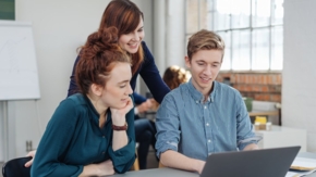 Azubis Auszubildende Reisebüro Tourismus Foto iStock Stockfour