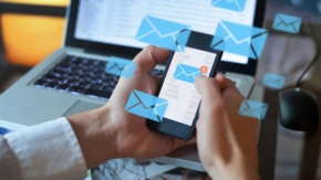 Arbeit Computer Mail Stress Büro Foto iStock Anya Berkut